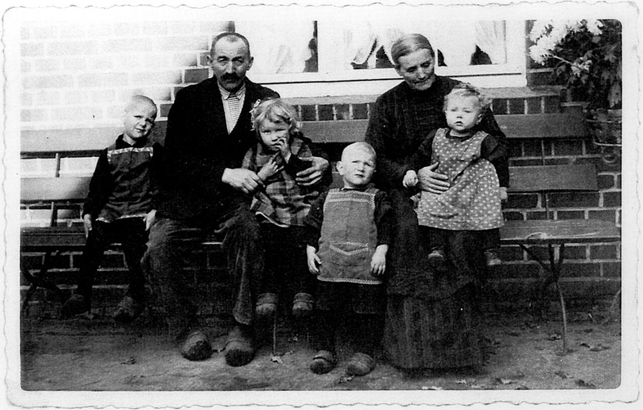 v.l.n.r. Arnold, Vater Hermann, Bernadine, Josef, Oma Maria Anna, Margarete v.l.n.r. Arnold, Vater Hermann, Bernadine, Josef, Oma Maria Anna, Margarete
